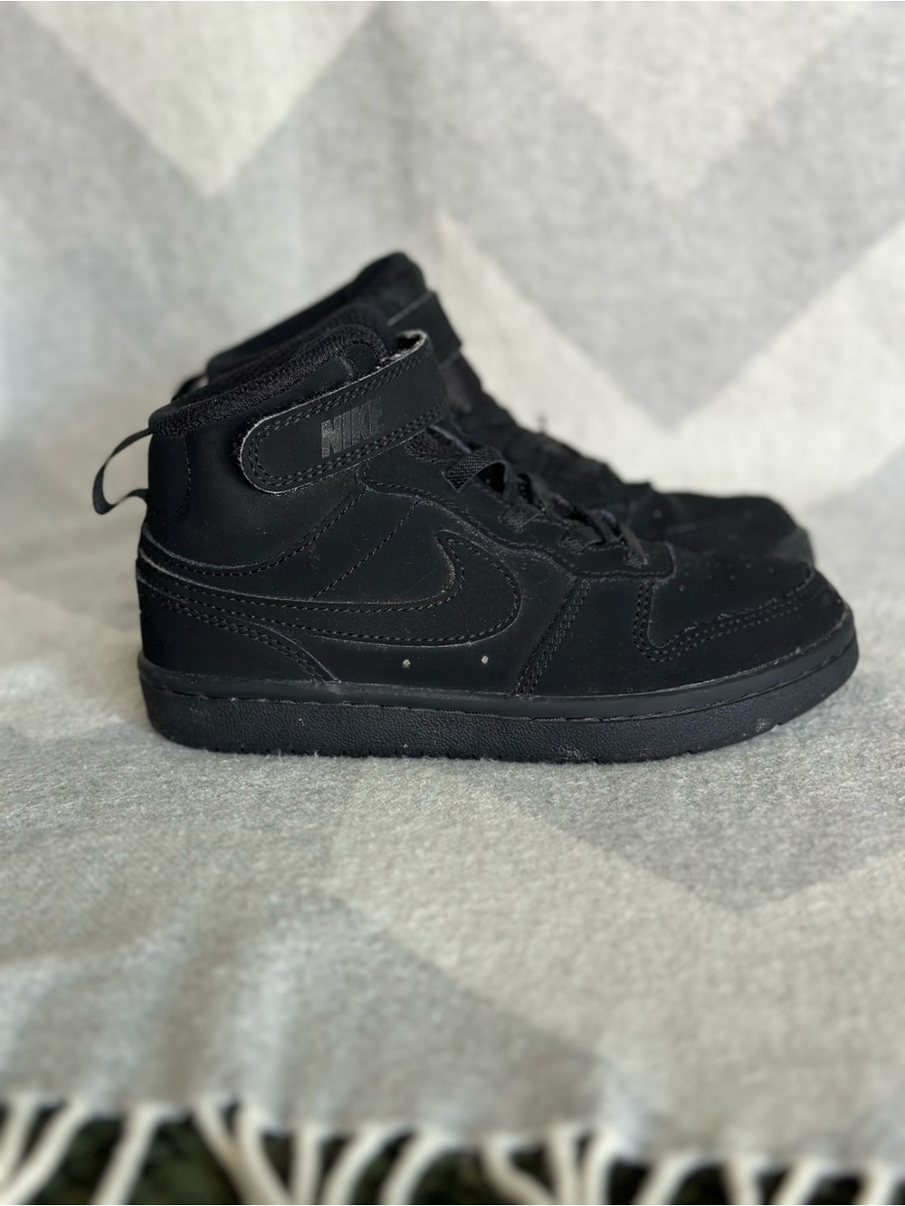 Nike little kids Court Borough Mid 2 PS in triple black size 11.5c